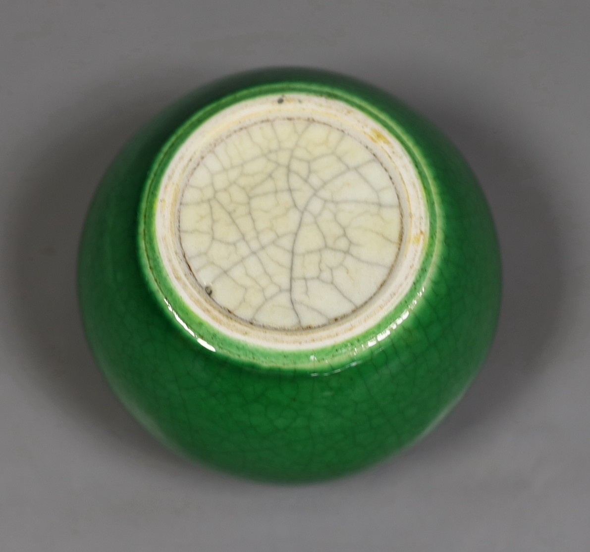 A Chinese green crackle glaze brush washer, 8cm tall